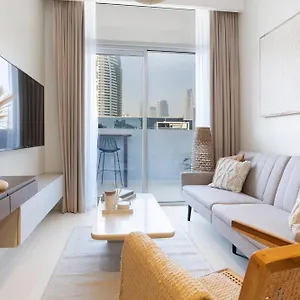 Апартаменты 5-star Burj Khalifa View In Boho With Pool & Gym!, Дубай